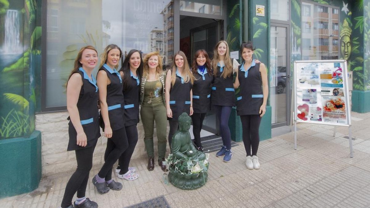 Parte del equipo Balnea posa frente a sus instalaciones de la calle Molinillo en la capital burgalesa con Isabel Núñez, su gerente, en el centro.-ISRAEL L. MURILLO