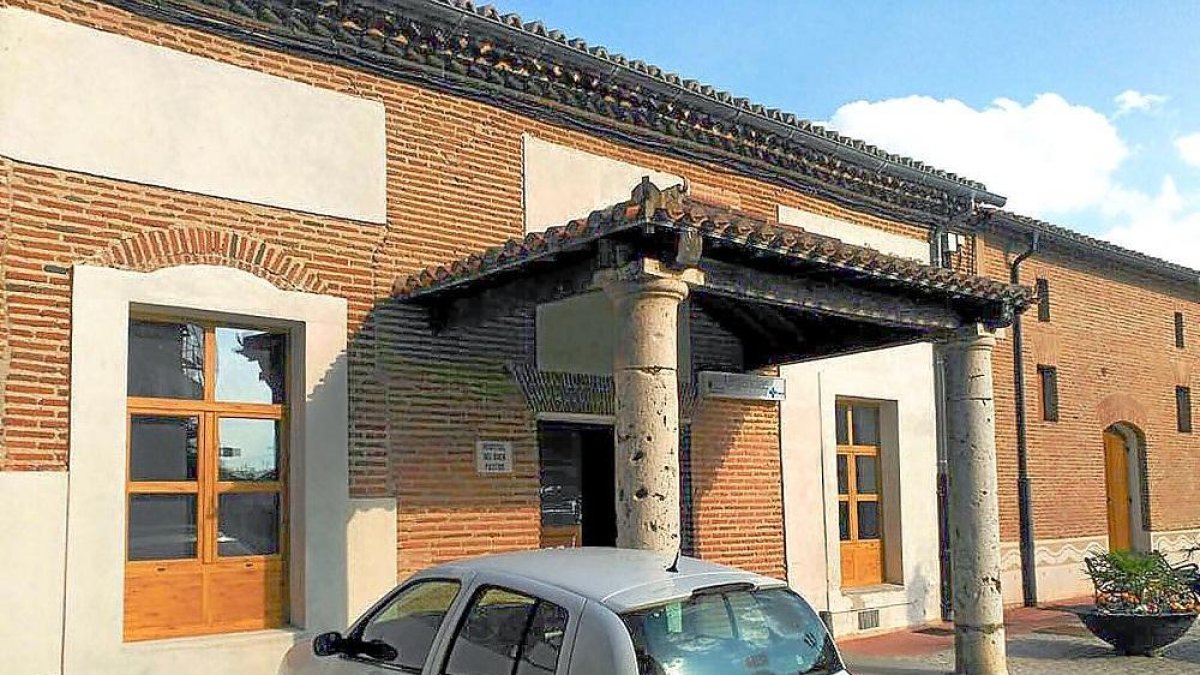 Entrada del Centro de Salud de la Plaza de Santa María, cuyas instalaciones han quedado obsoletas.-E.M.