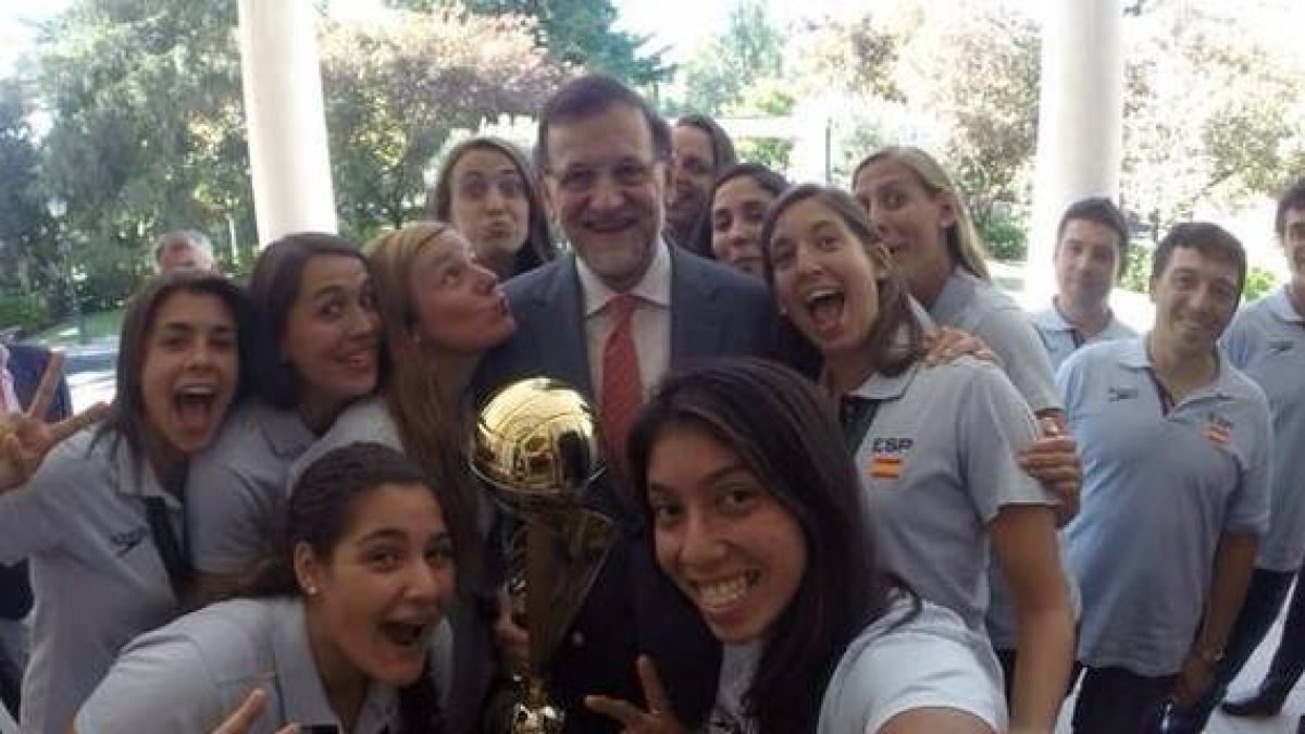 El 'selfie' de las 'guerreras' con el presidente del Gobierno, Mariano Rajoy-Foto: TWITTER