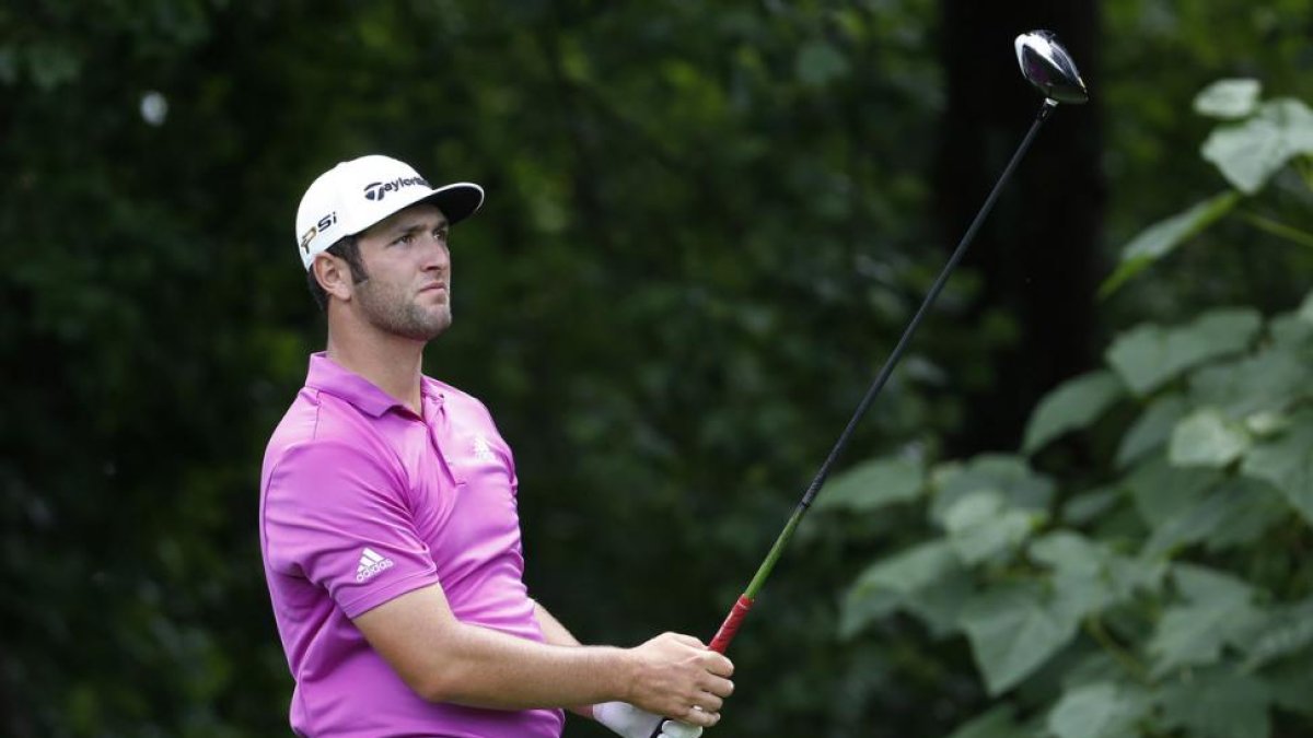 Rahm observa el vuelo de la bola en uno de los hoyos de su debut profesional en Washington-Geoff Burke / USA Today Sports