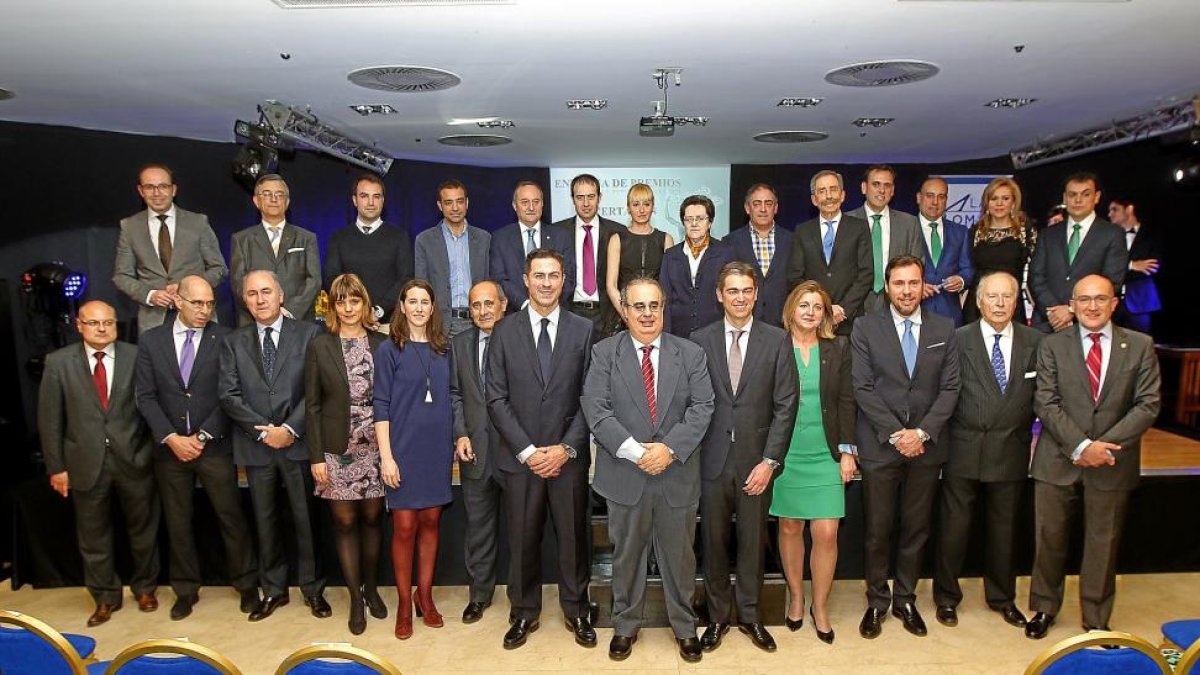 Foto oficial de todos los galardonados con las autoridades universitarias e institucionales.-J. M. LOSTAU
