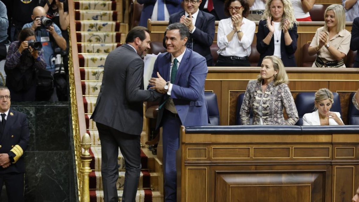 Óscar Puente y Pedro Sánchez, durante la investidura.- BERNARDO DÍAZ