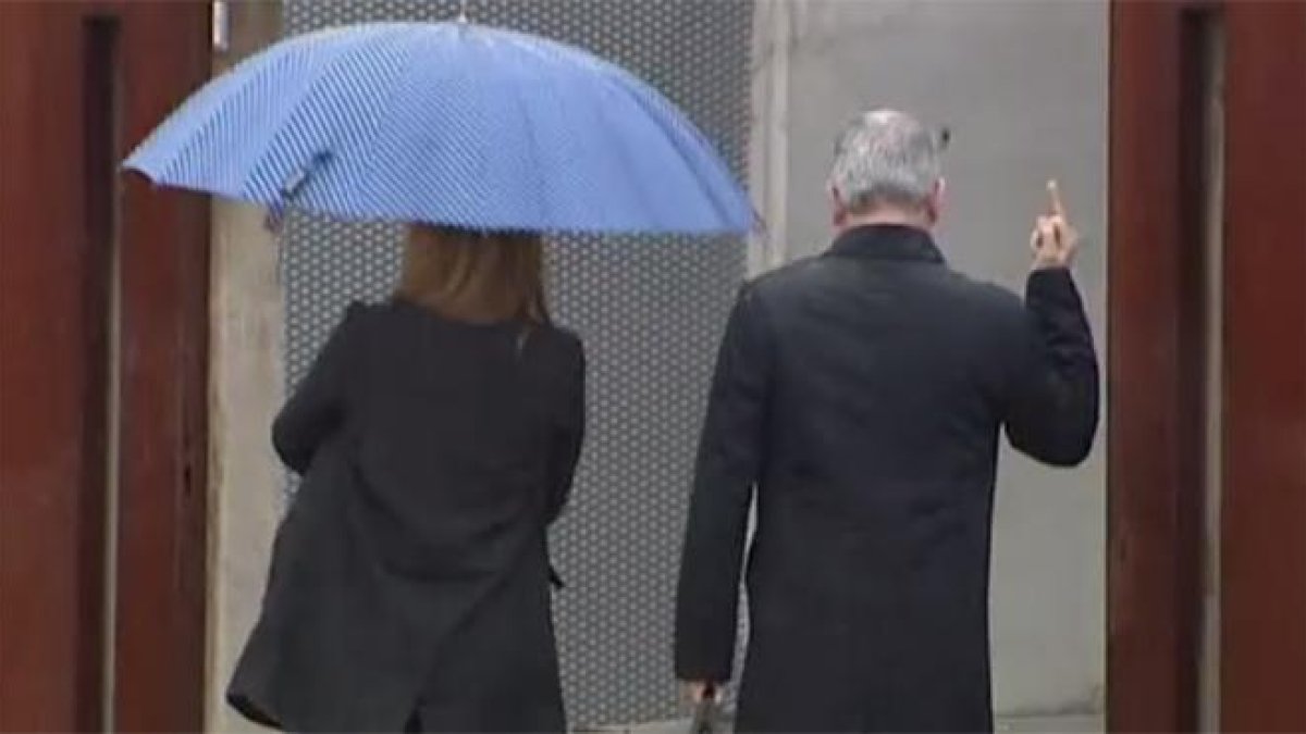 Crespo ha respondido con saludos y una peineta a quienes le insultaban en la puerta de la Audiencia Nacional.-