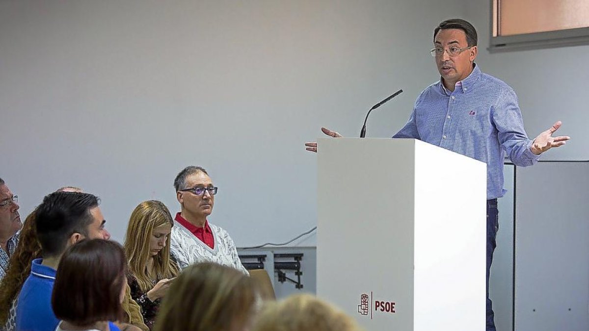 Fernando Pablos interviene el el comité provincial del PSOE salmantino.-ICAL