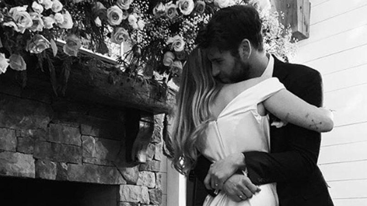 Miley Cyrus y Liam Hemsworth, en una de las fotos de su boda.-INSTAGRAM