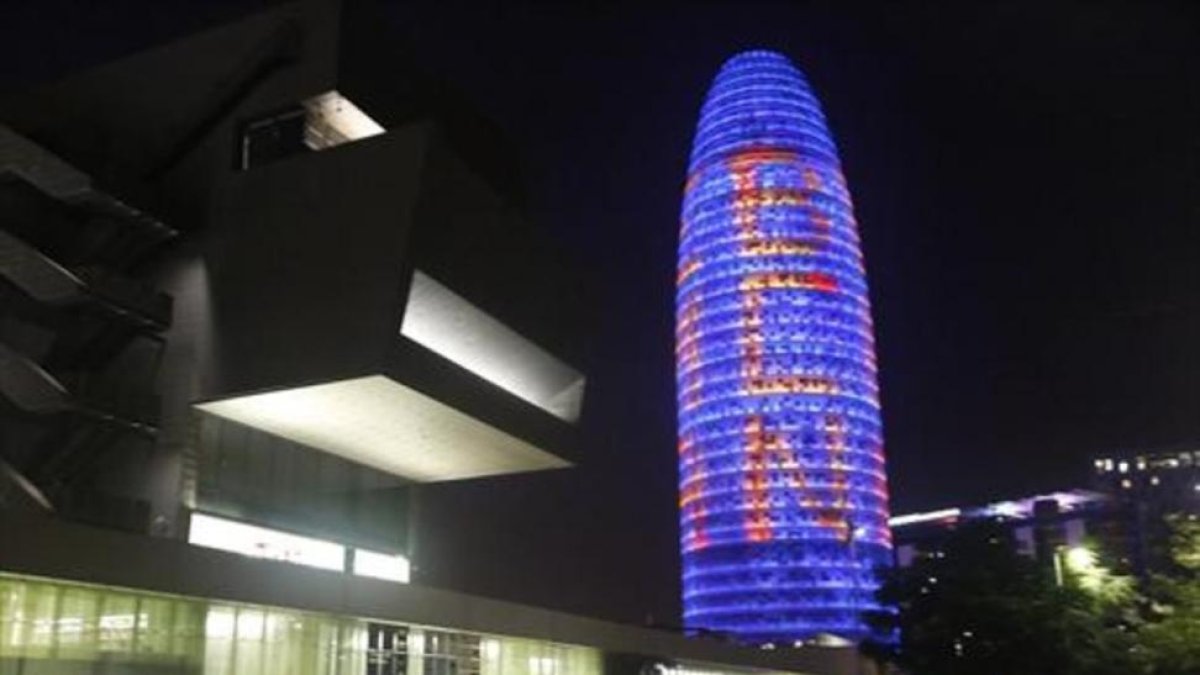 La Torre Glòries, iluminada en favor de la Agencia Europea del Medicamento, el pasado 18 de julio.-/ JOAN PUIG (JOAN PUIG)
