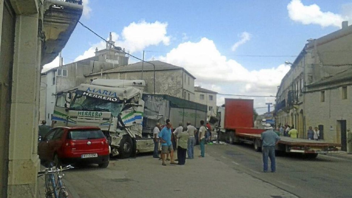 Estado en el que quedaron los dos vehículos tras colisionar en la travesía de Campaspero.-D.V