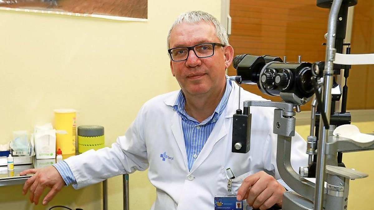 El especialista en oftalmología José María Herreras en las instalaciones del Hospital Clínico Universitario de Valladolid.-J. M. LOSTAU