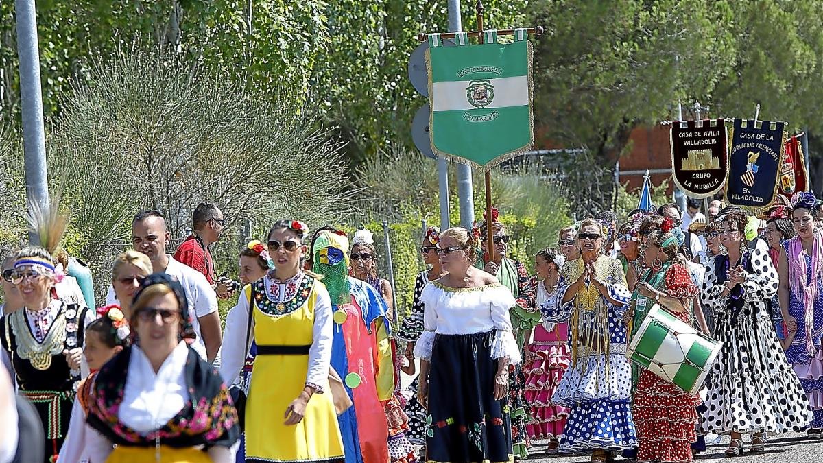 Cantabria y Andalucía durante el desfile de casas regionales de la inauguración de la feria.-J.M. LOSTAU