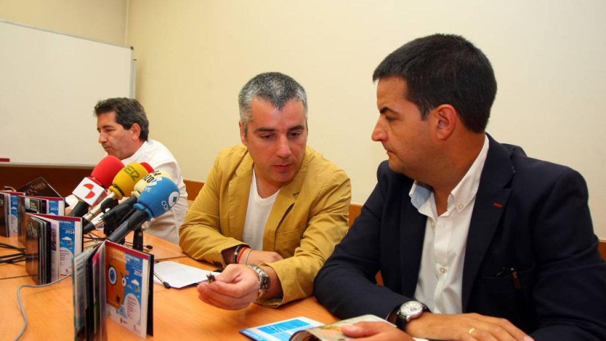 El concejal de Cultura del Ayuntamiento de Ponferrada, Santiago Macías (C), junto al director de los museos de Ponferrada, Javier Garcías (D), y el director del Teatro Municipal, Miguel Ángel Varela (I), durante la presentación de las actividades cultural-Ical