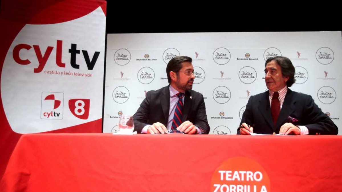 El director de Radio Televisión de Castilla y León, Eduardo Álvarez, firma un acuerdo de colaboración con director del Teatro Zorrilla Enrique Cornejo.-ICAL