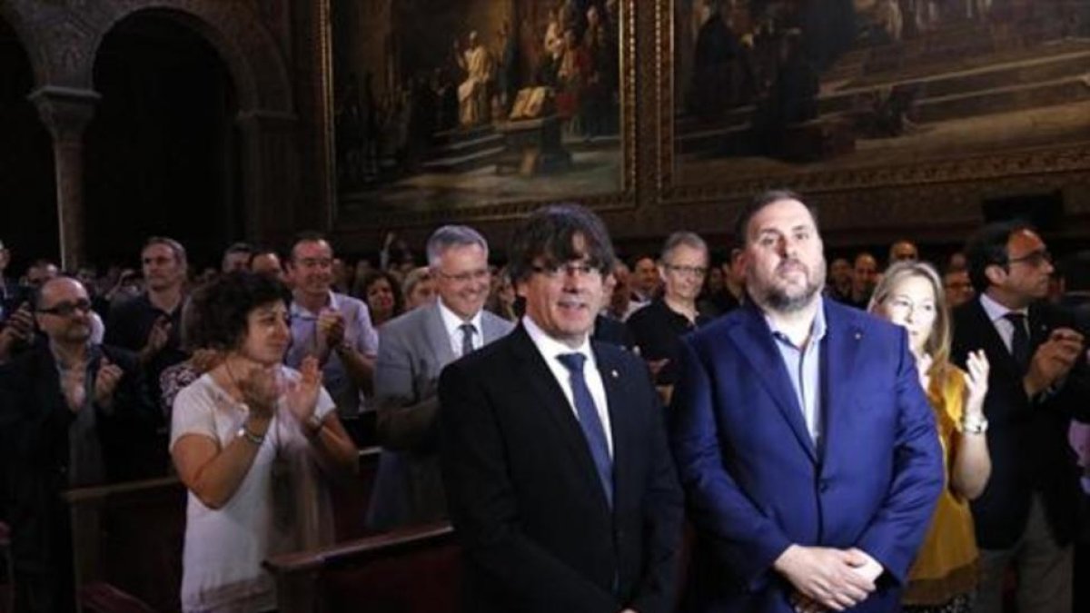 Puigdemont y Junqueras, en un acto municipalista a favor del referéndum.-ACN / PATRÍCIA MATEOS