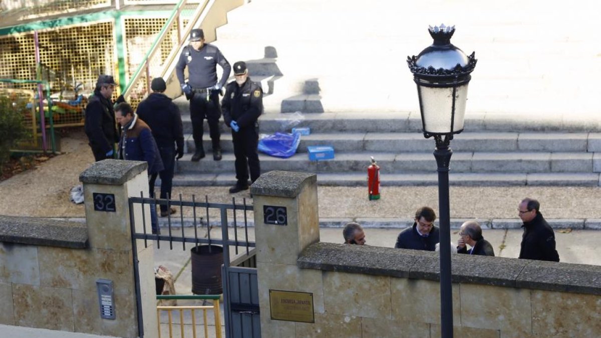 Varios niños hospitalizados en un accidente en la escuela Guillermo Arce de Salamanca. En la imagen el alcalde y presidente de la diputación en el lugar de suceso, junto a miembros de poco a y bomberos-Ical