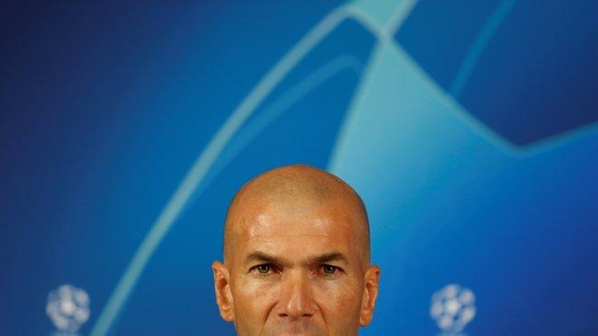 El técnico del Madrid Zinedine Zidane en rueda de prensa en Turquía.-X90138