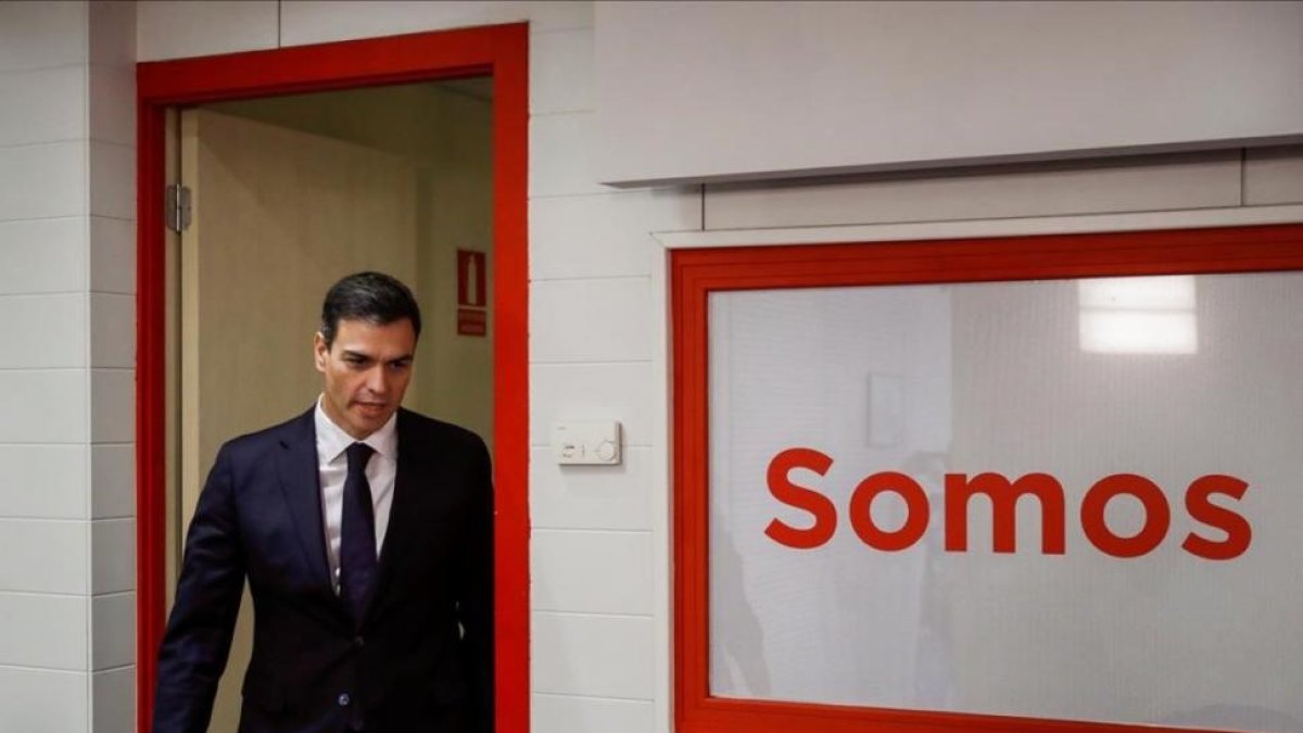 Pedro Sánchez comparece el pasado martes en la sede del PSOE, tras reunirse con Mariano Rajoy.-/ PERIODICO (EFE / EMILIO NARANJO)