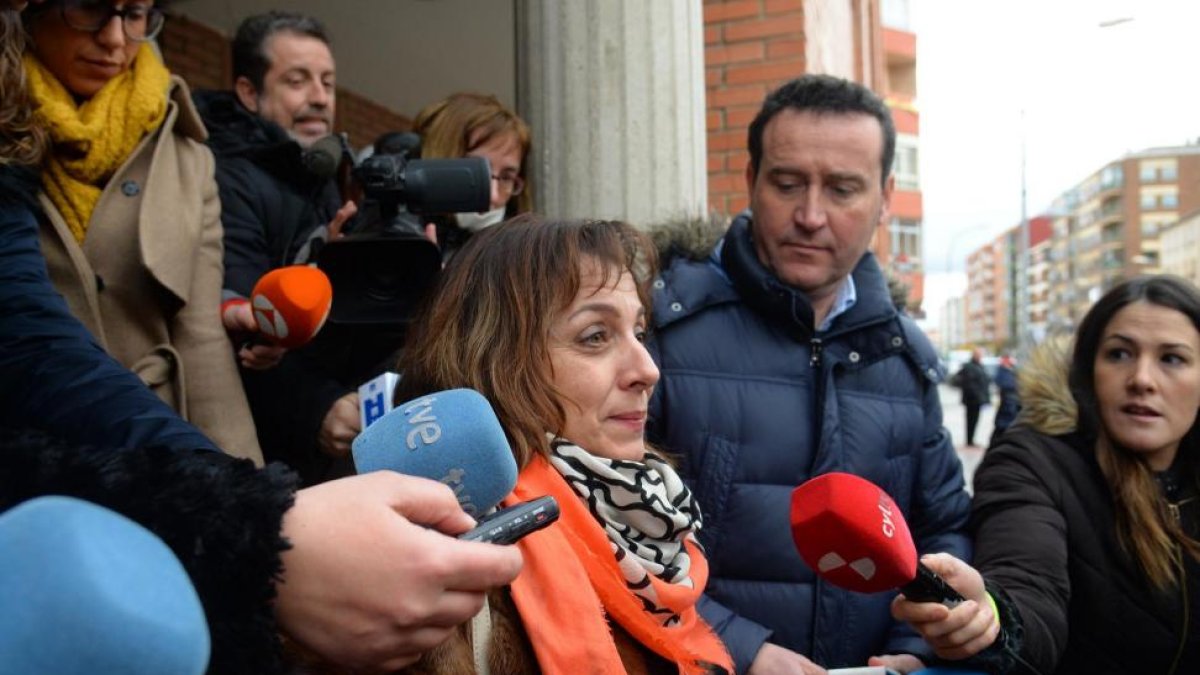 Imagen de la psicóloga a la salida del juzgado.-ICAL