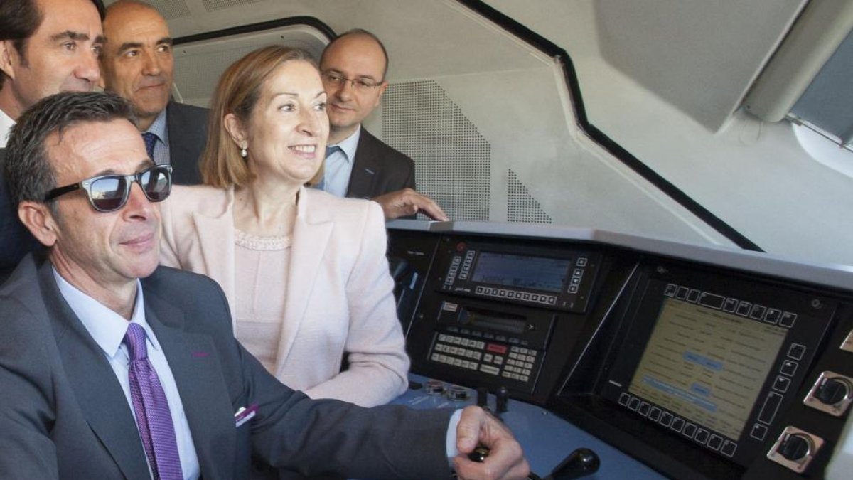 La ministra Pastor, en la cabina del tren laboratorio camino de Zamora.-Pablo Requejo (Photogenic)