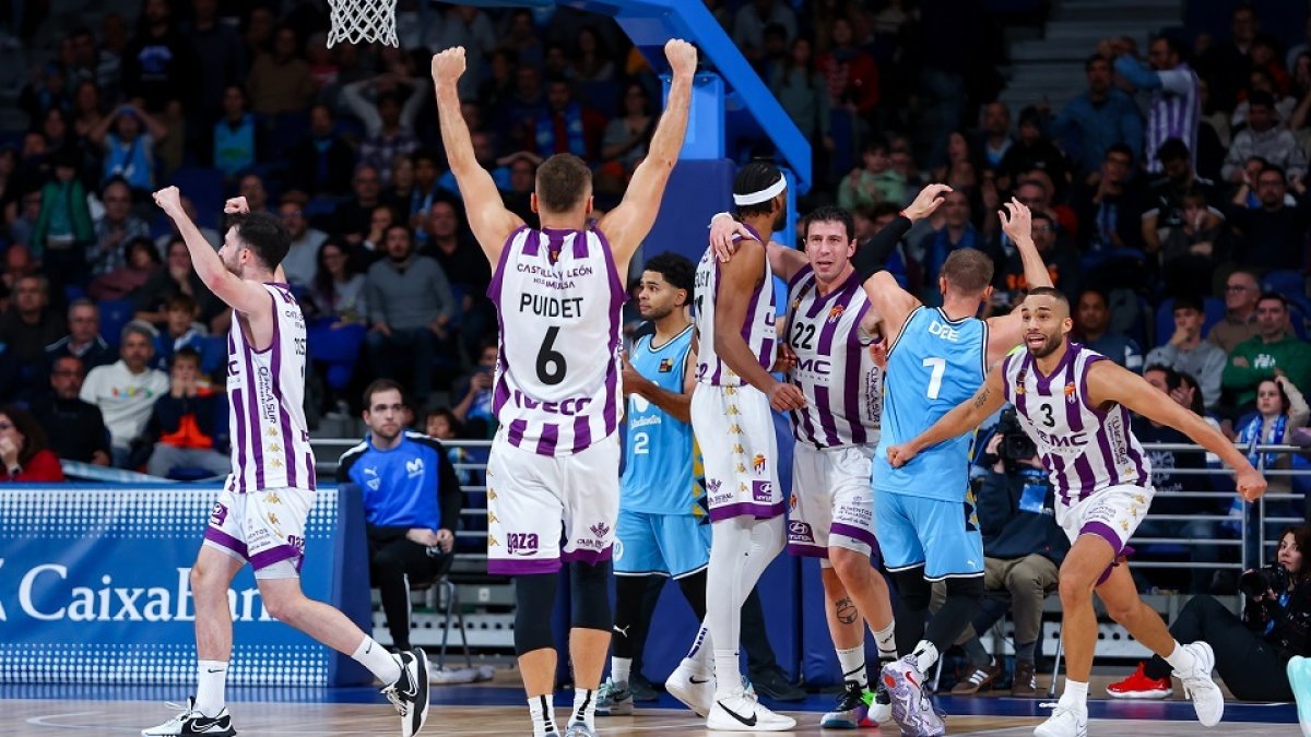 El UEMC Real Valladolid celebra el triunfo épico logrado en el WiZink Center en la última jornada. / EL MUNDO