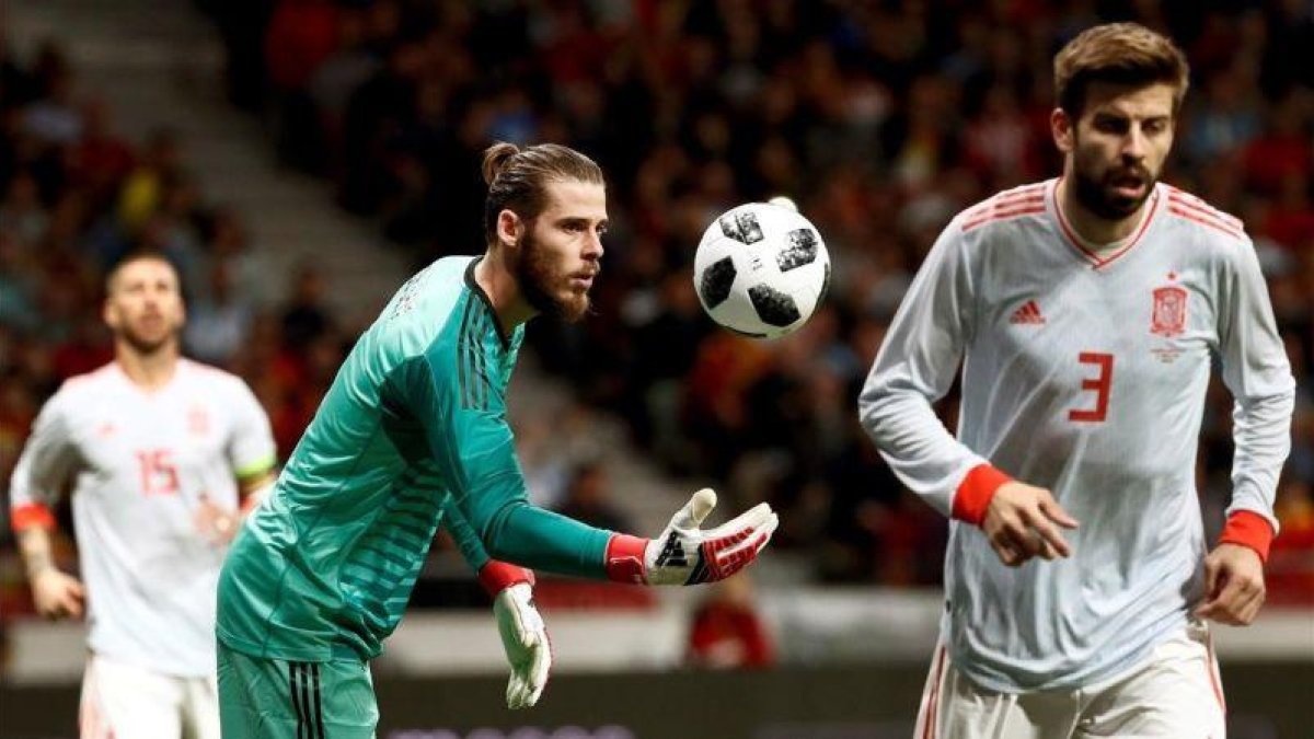 David de Gea y Gerard Pique, durante el partido amistoso España-Argentina.-MARISCAL