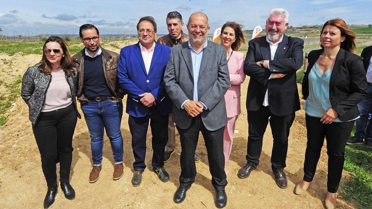 Igea, en el centro, con los candidatos a las Cortes por Burgos.-ISRAEL L. MURILLO