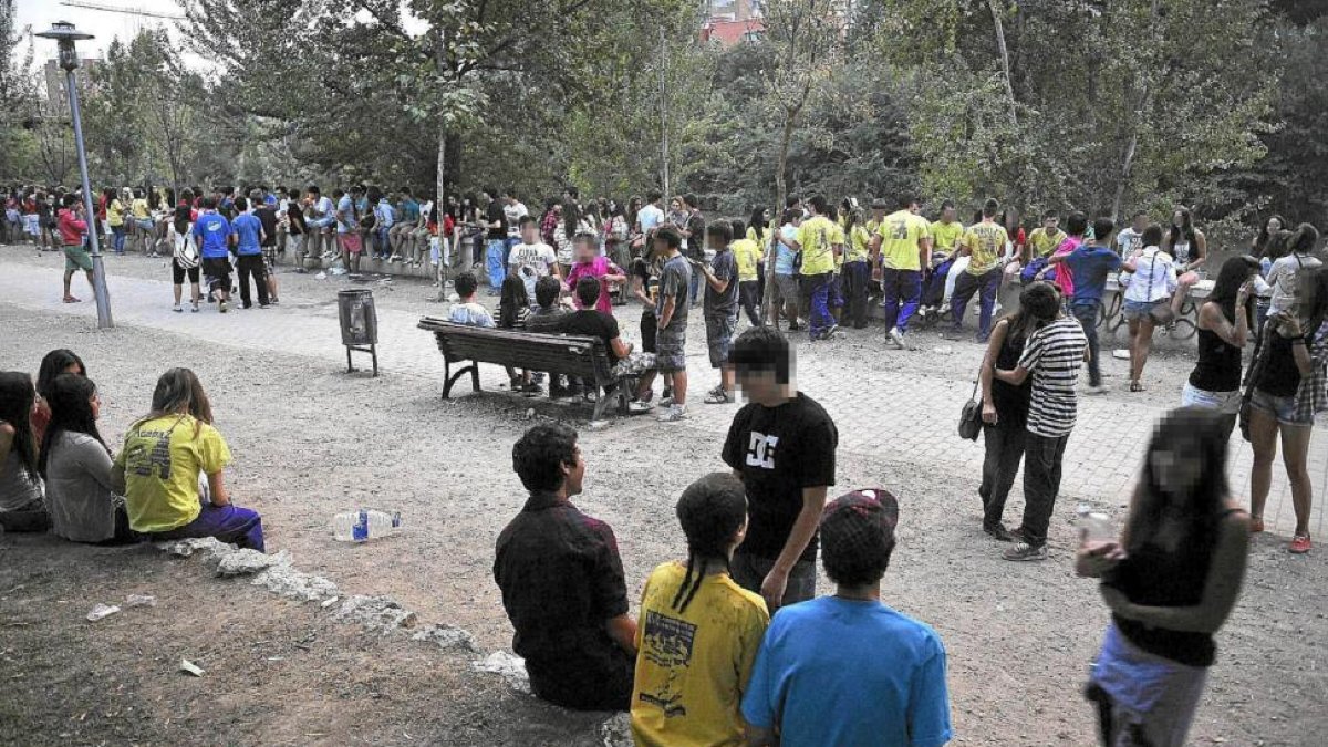 Jóvenes de botellón en la zona de las Moereras, uno de los puntos de divulgación de la campaña.-J. GONZÁLEZ
