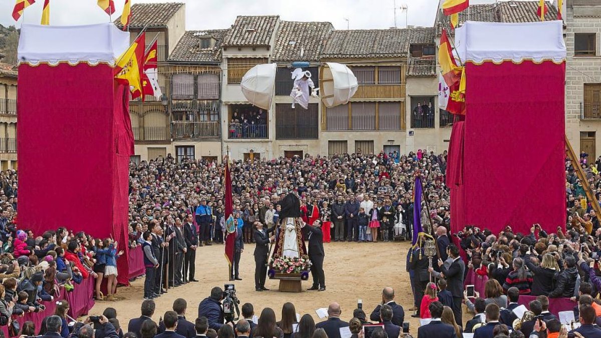 La Plaza del Coso de Peñafiel abarrotada ante la la bajada del niño ángel, Gabriel, que quita el velo a la Virgen.-P. REQUEJO