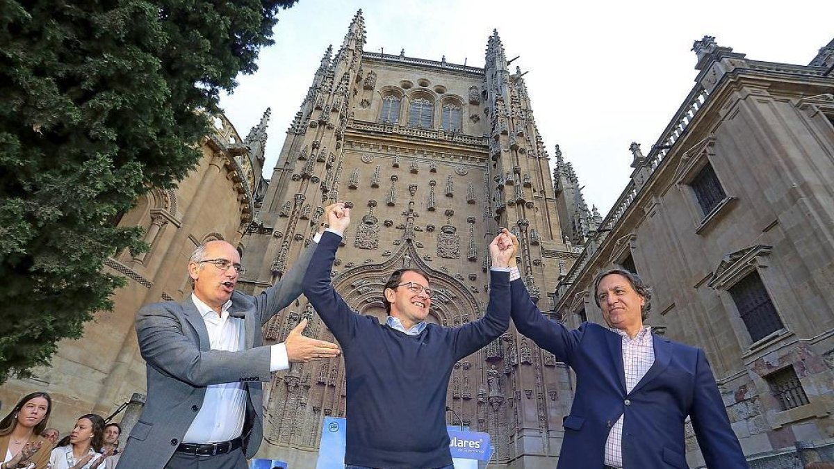 Javier Iglesias, Alfonso Fernández Mañueco y Carlos García Carbayo, en un momento del mitin.-ICAL