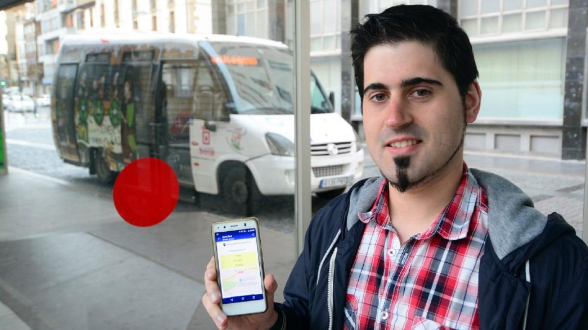 Javier Delgado ha diseñado una aplicación para móviles sobre las rutas de autobuses de Soria.-ÁLVARO MARTÍNEZ