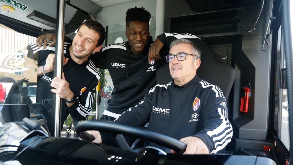 Paco García al volante del autobús urbano antes de la presentación del convenio con el Real Valladolid y Auvasa. / J. M. LOSTAU
