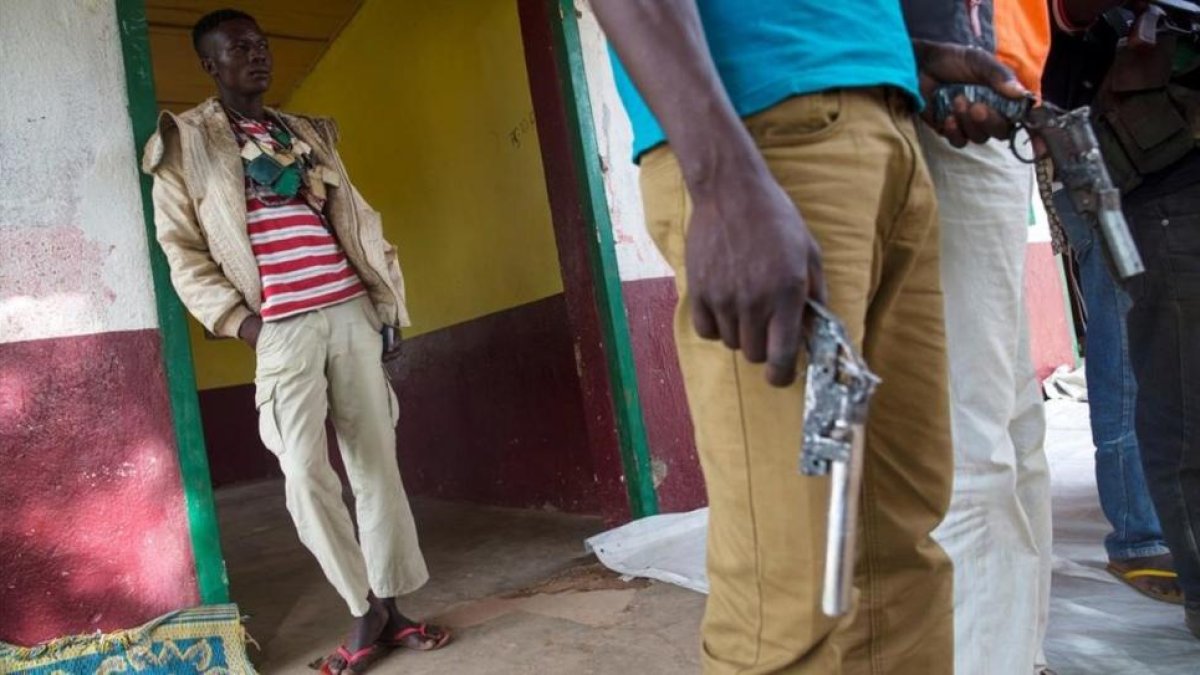 Milicianos anti Balaka armados en el pueblo de Bocaranga, en la República Centroafricana.-REUTERS