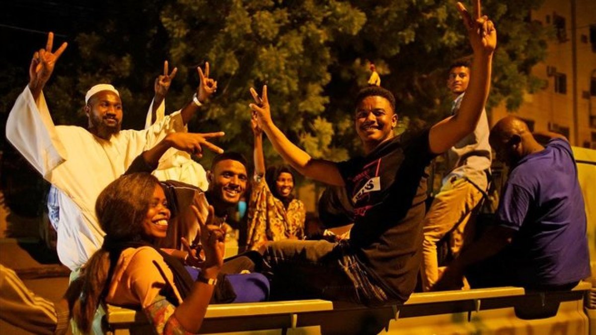 Ciudadanos de sudan manifiestan su alegría por la salida del ministro de Defesa como jefe de la junta militar que gobierna el país.-