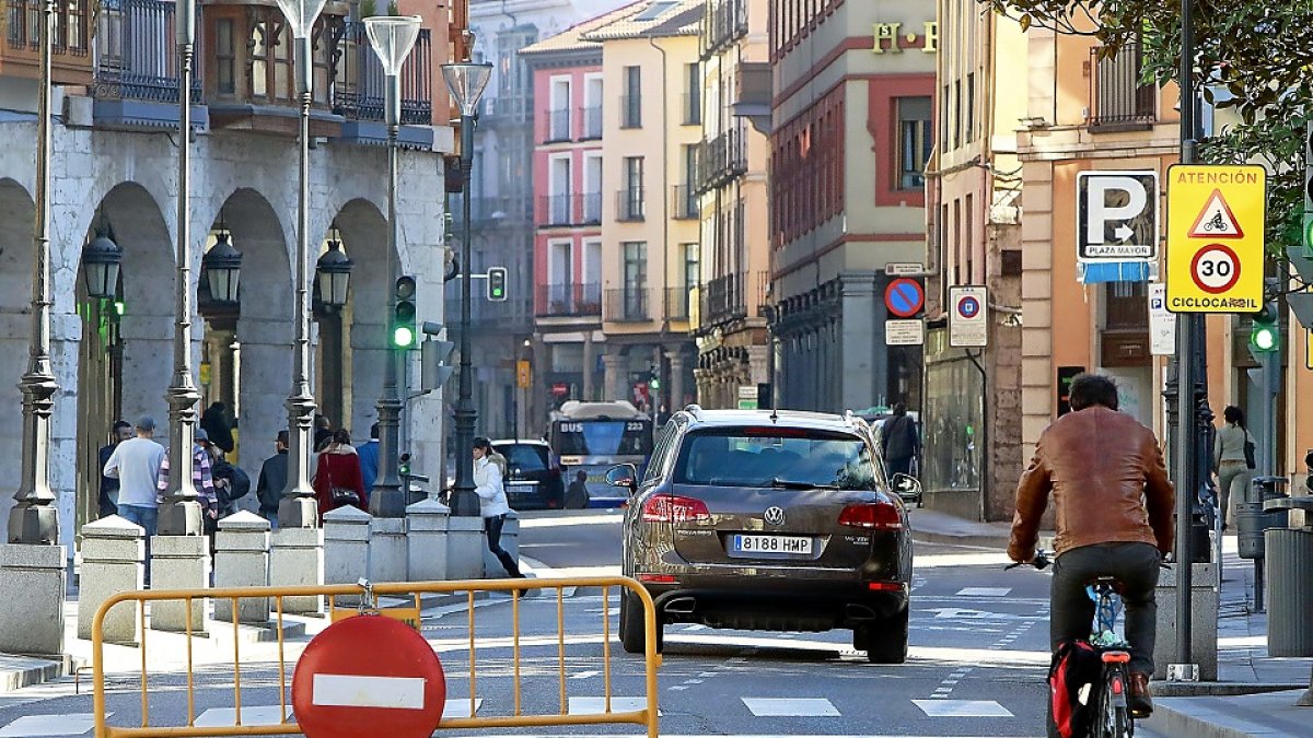 Señales de prohibido el tráfico por la contaminación en la plaza de Poniente.- J. M. LOSTAU