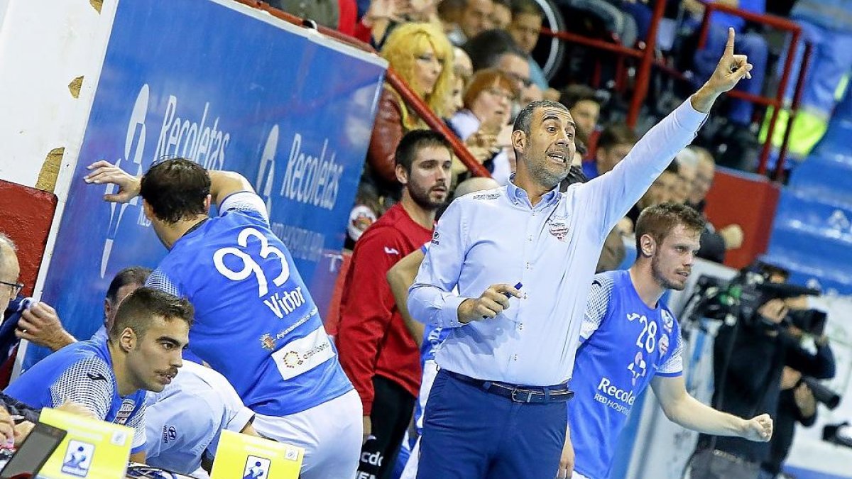 Pisonero corrige a sus jugadores desde la banda en el último partido del Recoletas en Huerta del Rey.-J. M. LOSTAU