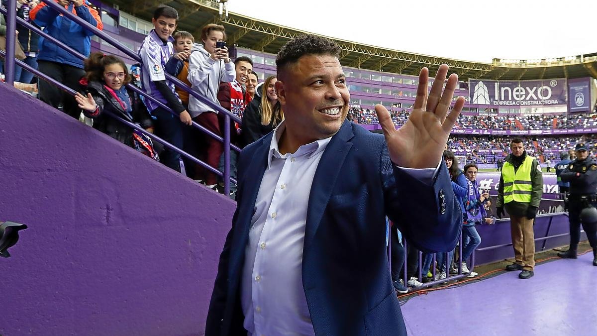 Ronaldo saluda a los aficionados del Real Valladolid en el estadio Zorrilla.-J. M. LOSTAU