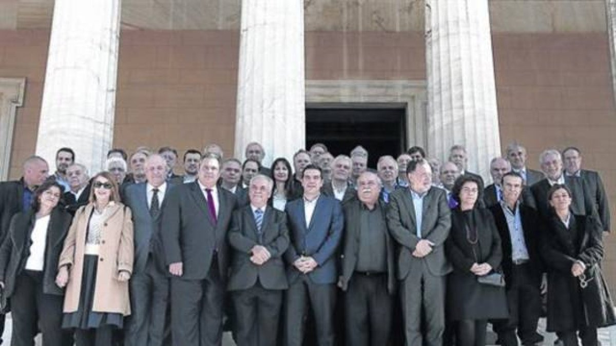 Alexis Tsipras con su gabinete en pleno: diez ministros y seis viceministras de un total de 40 altos cargos.-Foto: AP / LEFTERIS PITARAKIS
