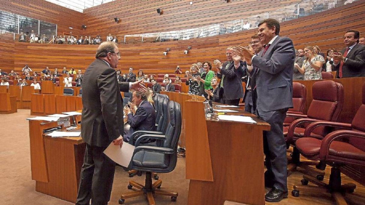 Los procuradores populares aplauden a Herrera tras su discurso.-Pablo Requejo