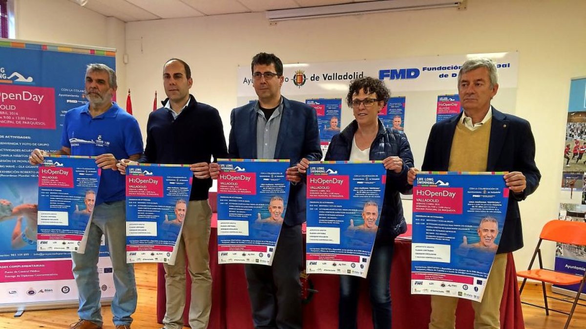Sánchez, Barrera, Bustos, Romero y Carpena posan con los carteles de la actividad.-EL MUNDO
