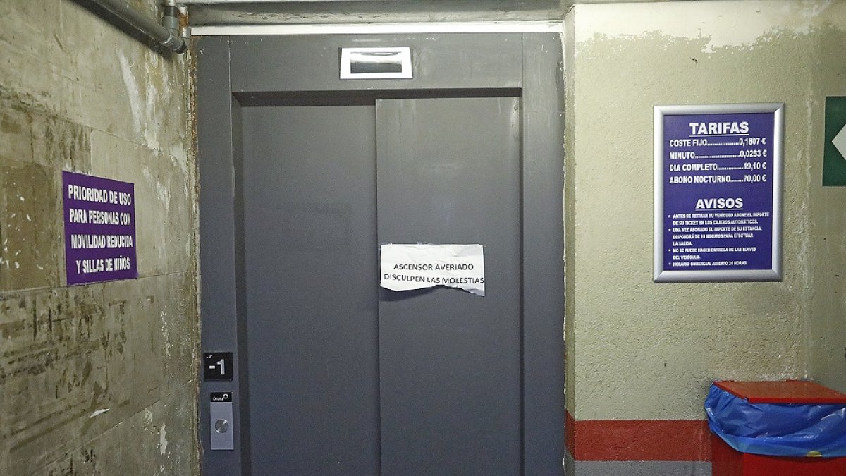 Cartel que señaliza las averías del ascensor dentro del aparcamiento.- J.M. LOSTAU