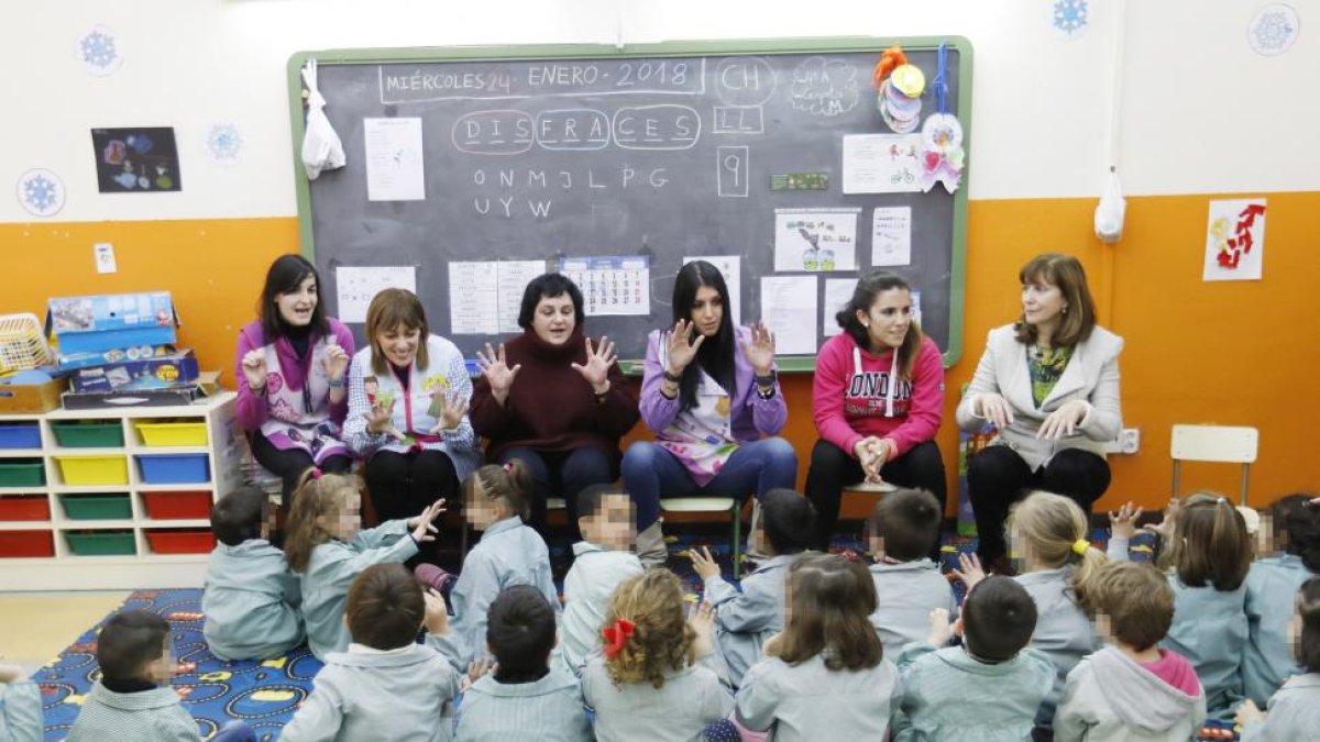 La directora del colegio vallisoletano León Felipe, Magdalena Díez (d), con parte del equipo docente que trabaja con los alumnos de cuatro años.-J.M. LOSTAU