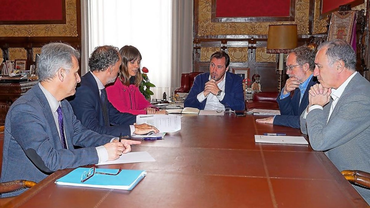 Ángela de Miguel, con dos miembros de su equipo, junto a Puente, Saravia y Gato durante la reunión  en el despacho del alcalde.-E. M.