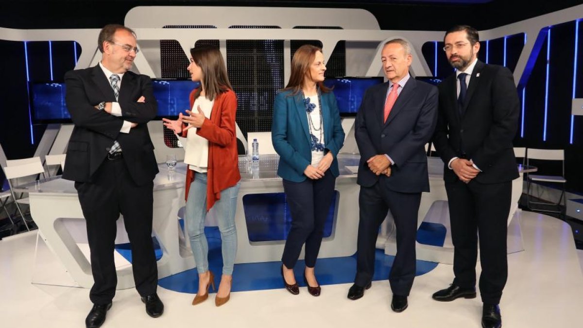 El consejero de Educación, Fernando Rey; el director general de Radio Televisión Castilla y León, Eduardo Álvarez, y la directora territorial del oeste de BBVA, Yolanda Martínez-Bajo, en la presentación del Programa de RTVCyL ‘Escuela de Emprendedores'.-ICAL