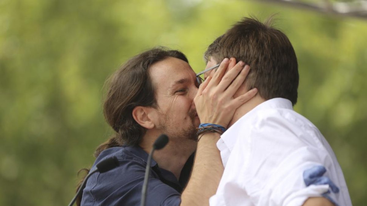 Pablo Iglesias y Xavier Domènech, durante el acto de En Comú Podem en Barcelona.-DANNY CAMINAL
