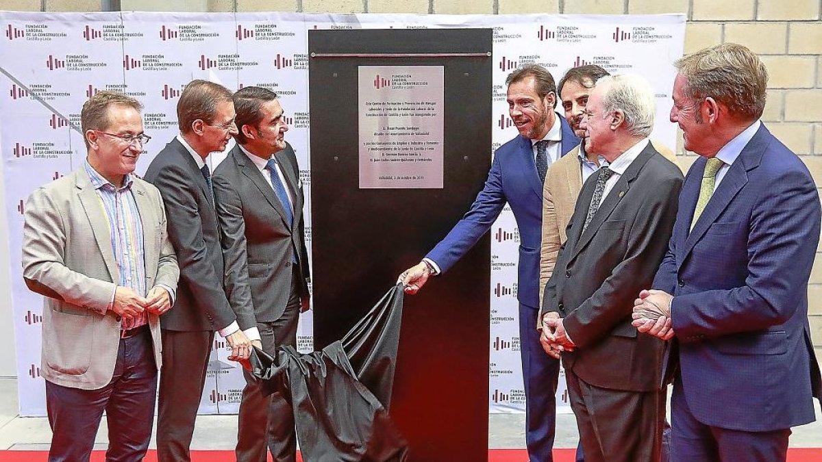 Pedro Hojas, Germán Barrios, Juan Carlos Suárez-Quiñones, Óscar Puente, Vicente Sánchez, Juan Francisco Lazcano y Javier Vega en la inauguración del nuevo centro de formación y sede de la Fundación Laboral de la Construcción.-J.M. LOSTAU