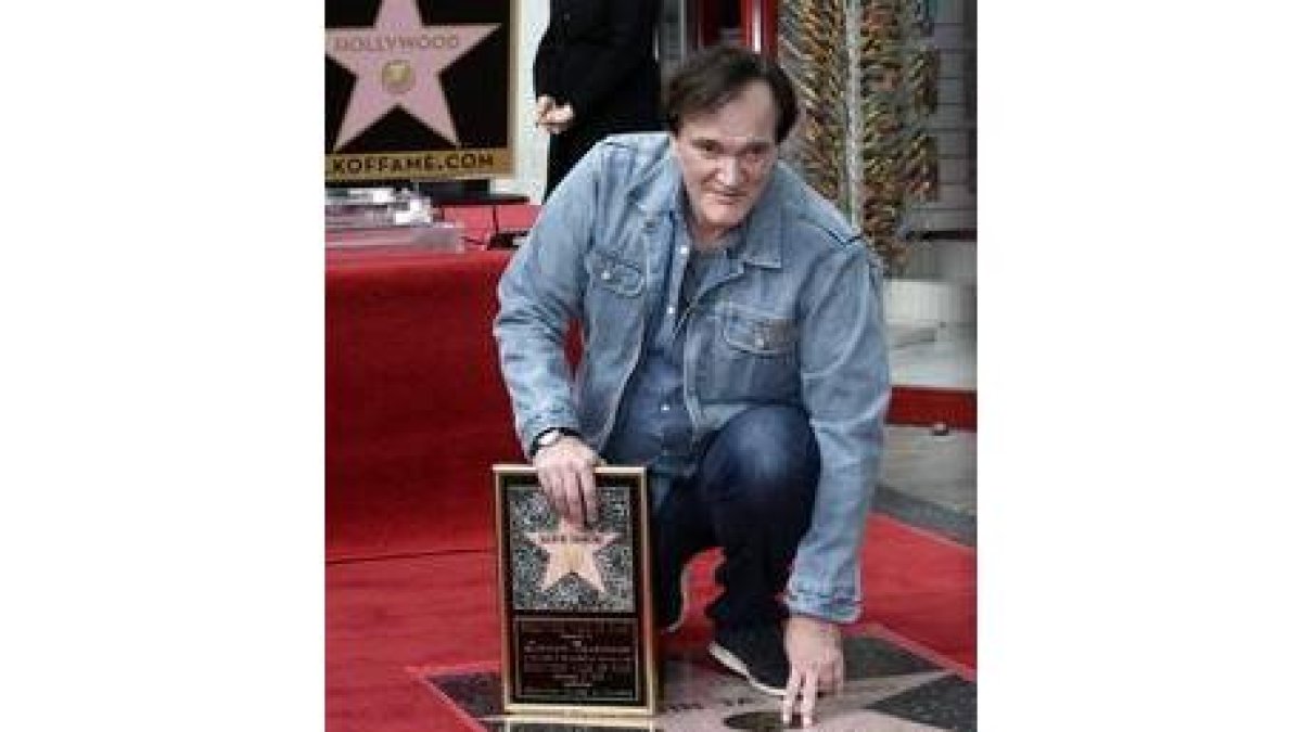 Quentin Tarantino posa junto a su estrella.-PAUL BUCK / EFE