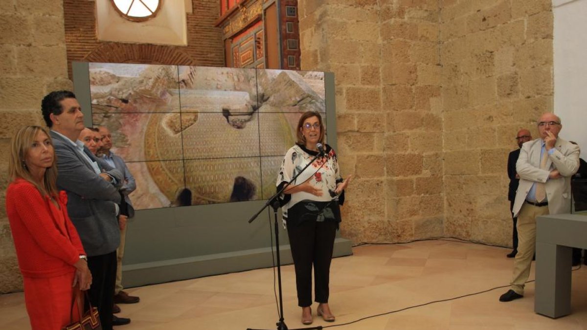 La presidenta de la Diputación de Palencia, Ángeles Armisén, (2D) junto al jefe de Servicio de Cultura, Rafael Martinez (D), entre otros, en la iglesia de San Pedro de Saldaña, donde su ubica el museo de La Olmeda, tras su remodelación-Brágimo / ICAL