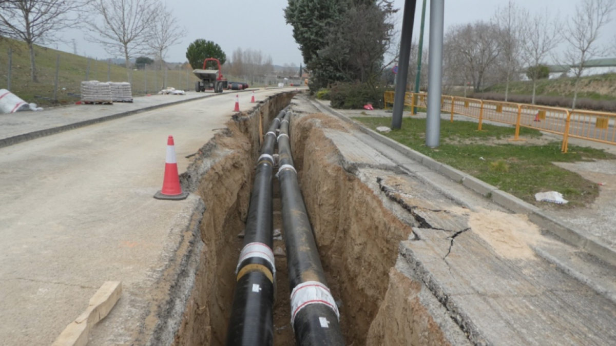 Instalación de red de calor en la Avenida Padre José Acosta. / E. M.