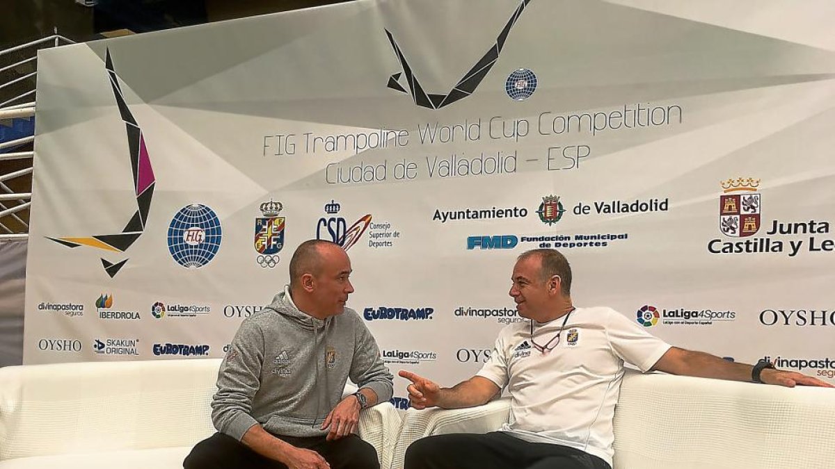 Los seleccionadores Samuel Castro y Guillermo Villa, ayer en Pisuerga.-EL MUNDO