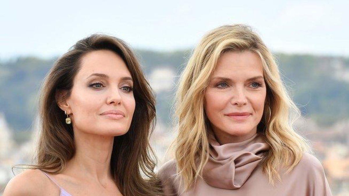 Angelina Jolie y Michelle Pfeiffer, en la ’premiere’ en Roma de ’Maléfica: Maestra del Mal’.-AFP / TIZIANA FABI