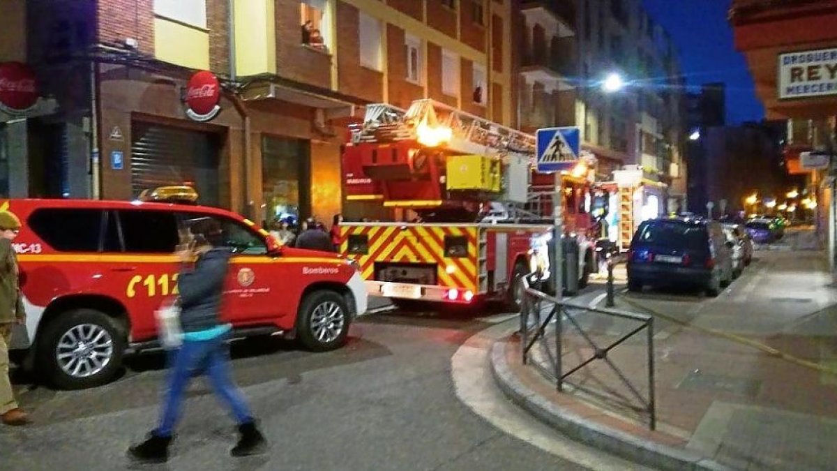 Los Bomberos en plena intervención en la casa de la calle San Lázaro.-E. M.
