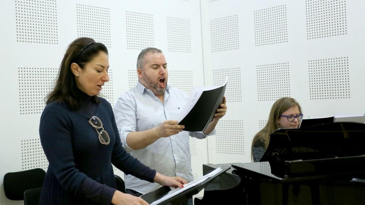 Ensayo de la soprano Montserrat Martí Caballé y el barítono Luis Santana, protagonistas del estreno de 'Ansur' en el Centro Cultural Miguel Delibes de Valladolid-ICAL